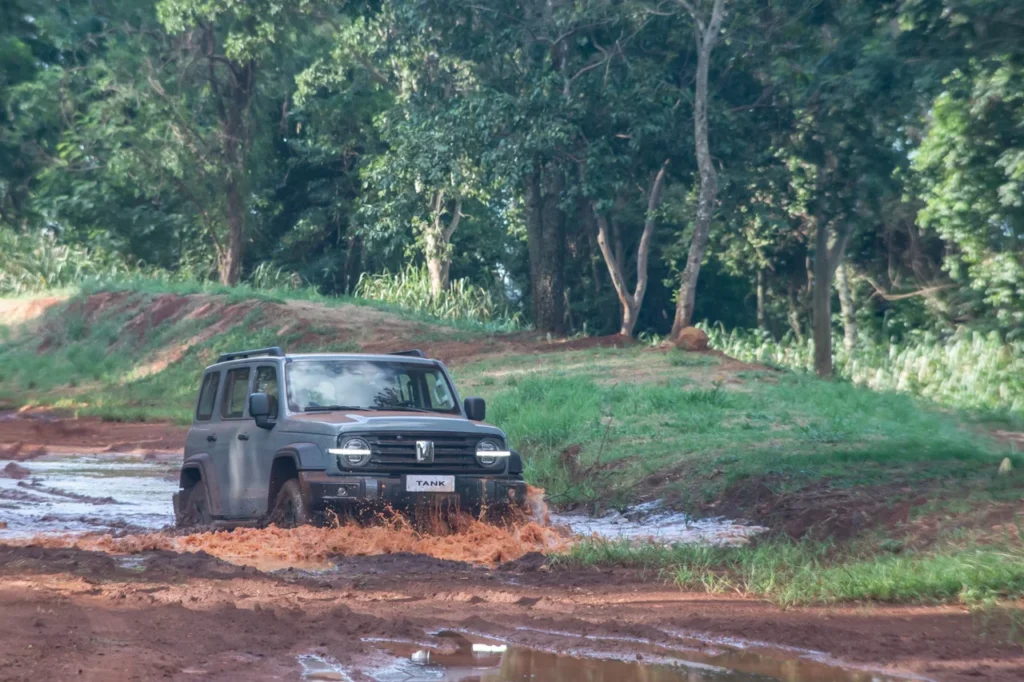 GWM Tank 300 chega por R$ 333 mil para bater de frente com Toyota SW4 34 GWM Tank 300 no fora-de-estrada na lama