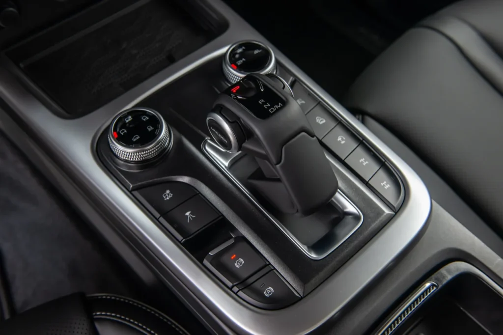 GWM Tank 300 chega por R$ 333 mil para bater de frente com Toyota SW4 10 Console central do GWM Tank 300