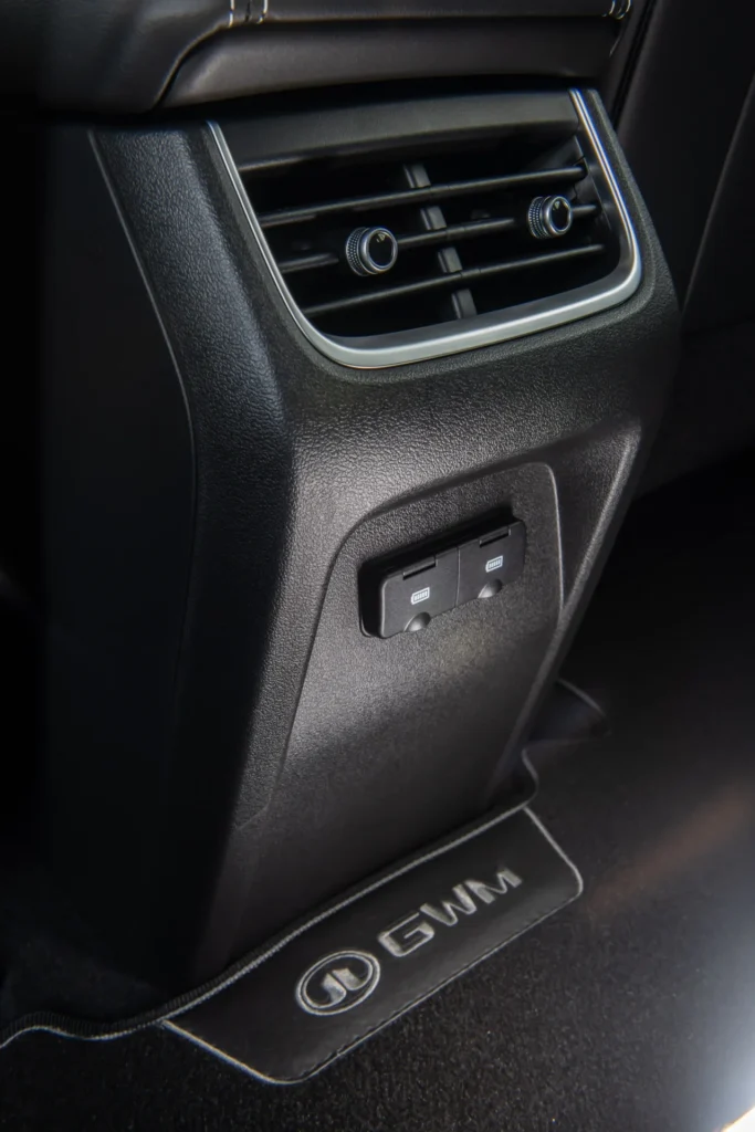 GWM Tank 300 chega por R$ 333 mil para bater de frente com Toyota SW4 46 Saída de ar-condicionado traseira do Tank 300 com acabamento em preto e detalhes cromados, além de duas portas USB para carregamento.