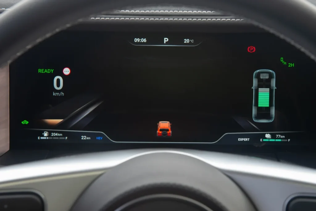GWM Tank 300 chega por R$ 333 mil para bater de frente com Toyota SW4 47 Interface do sistema multimídia do Tank 300 exibindo aplicativos nativos como Android Auto, Rádio, Música, Clima e Loja de Aplicativos.