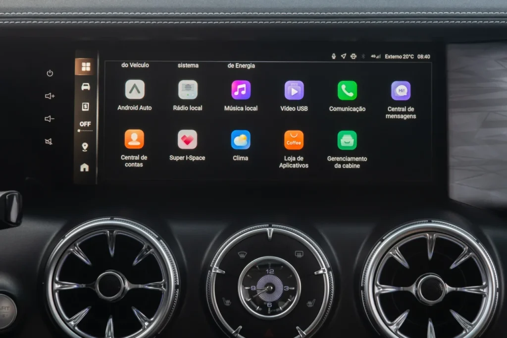 GWM Tank 300 chega por R$ 333 mil para bater de frente com Toyota SW4 48 Painel de instrumentos digital do Tank 300 mostrando o status do veículo parado, modo híbrido (HEV), carga da bateria e autonomia disponível.