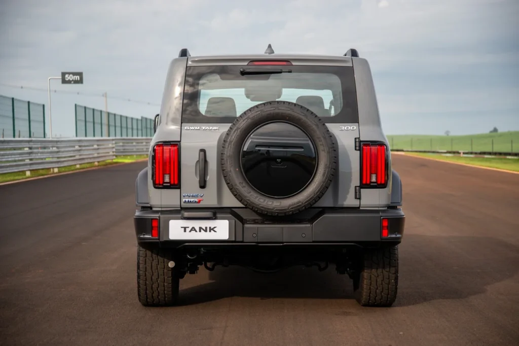 GWM Tank 300 chega por R$ 333 mil para bater de frente com Toyota SW4 20 Traseira do GWM Tank 300