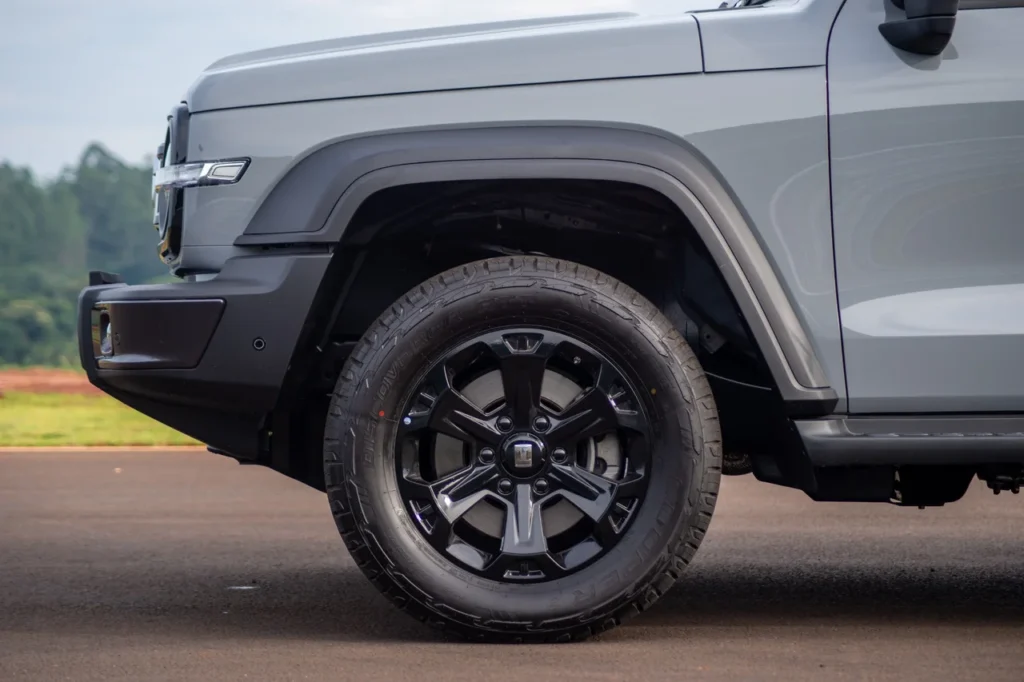 GWM Tank 300 estreia por R$ 333 mil e desafia a Toyota SW4