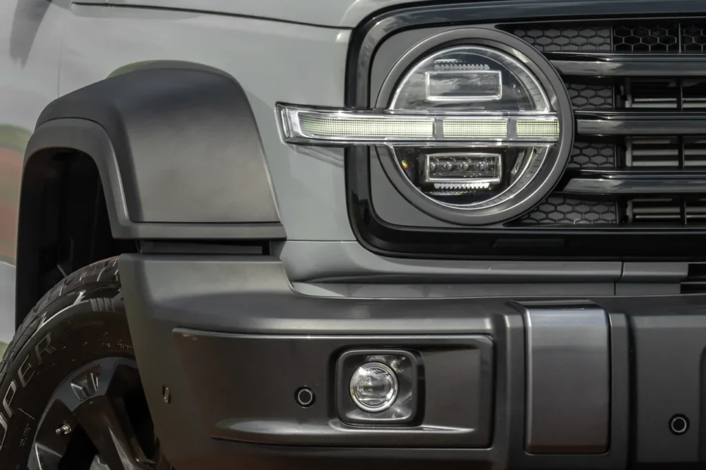 GWM Tank 300 chega por R$ 333 mil para bater de frente com Toyota SW4 23 Farol principal e de neblina do GWM Tank 300