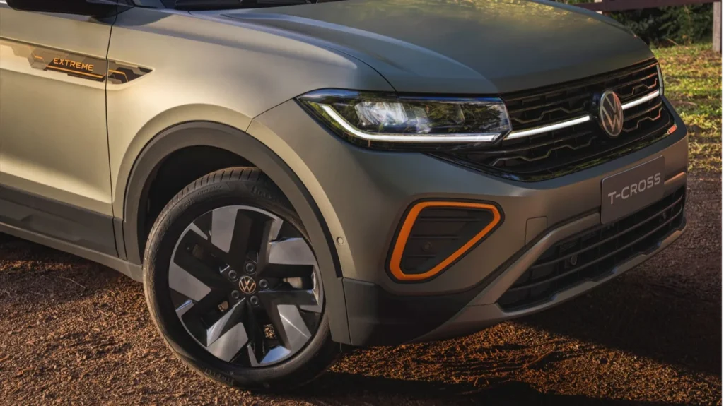 Volkswagen T-Cross Extreme: Novo SUV com pintura fosca beira os R$ 200 mil 2 Detalhe da roda e do farol dianteiro do Volkswagen T-Cross Extreme, destacando o design esportivo, o acabamento fosco e o detalhe laranja ao redor do farol de neblina