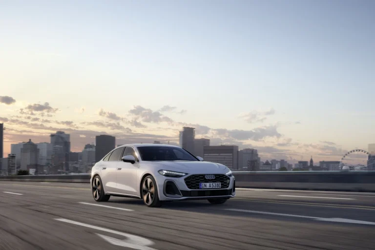 Interior moderno do novo Audi A5 2025 com painel digital e vista urbana ao fundo, destacando tecnologia e sofisticação para o mercado brasileiro.