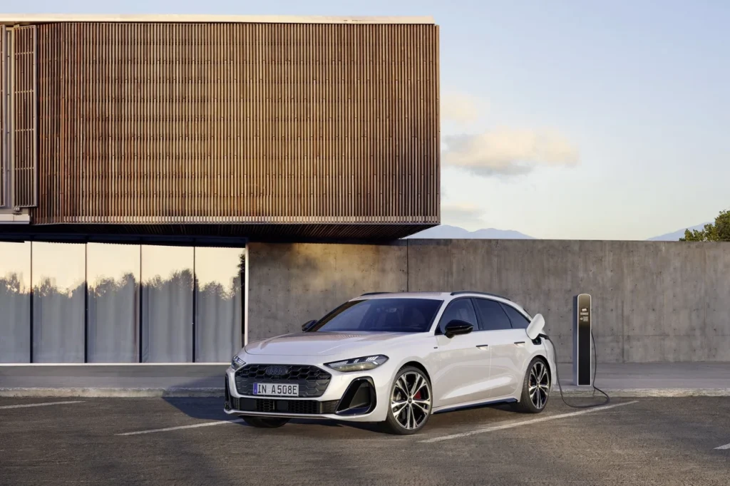 Audi A5 2025 chega ao Brasil com novo visual e plataforma inédita 1 Detalhe do volante e painel do Audi A5 2025 com iluminação ambiente e design futurista, mostrando o interior premium do modelo que chega ao Brasil.