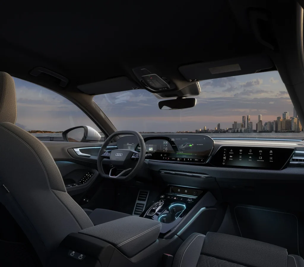 Audi A5 2025 chega ao Brasil com novo visual e plataforma inédita 3 Novo Audi A5 2025 em movimento em avenida com skyline urbano, evidenciando o desempenho esportivo e elegância do modelo no Brasil.