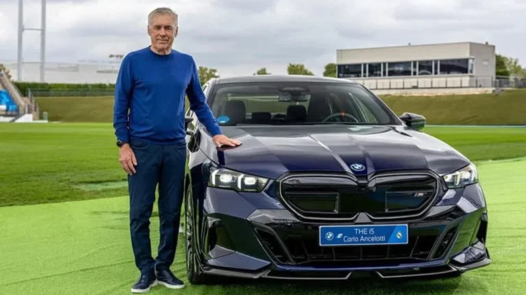 Carlo Ancelotti e seu BMW i5 - Crédito: Divulgação: Real Madrid/BMW