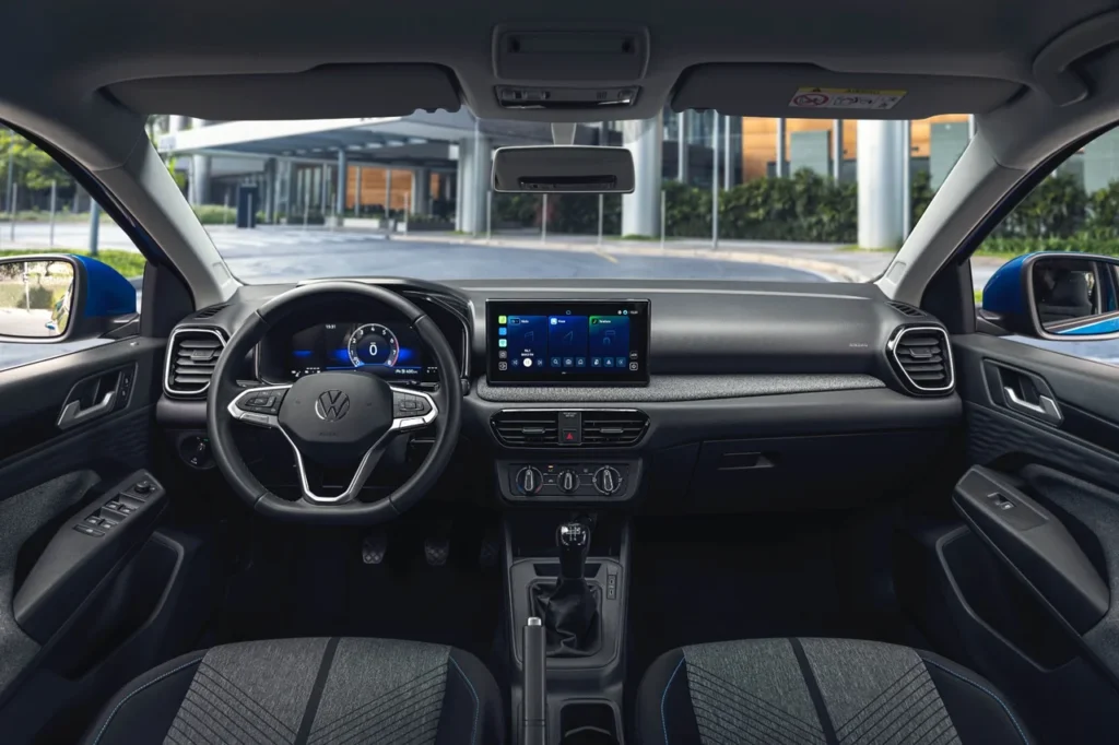 Volkswagen Tera estreia com preços a partir de R$ 99.990 3 Painel do VW Tera azul com acabamento refinado, central multimídia e volante com comandos integrados.