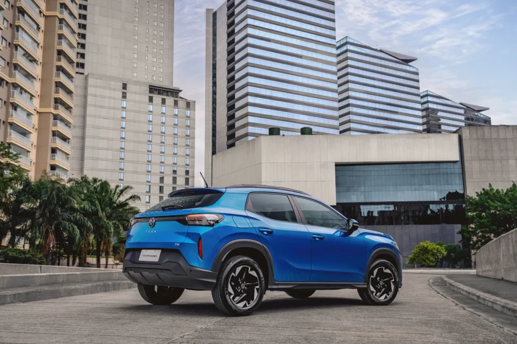 Volkswagen Tera estreia com preços a partir de R$ 99.990 2 VW Tera azul com traseira imponente, luzes traseiras em LED e ambiente urbano ao fundo.