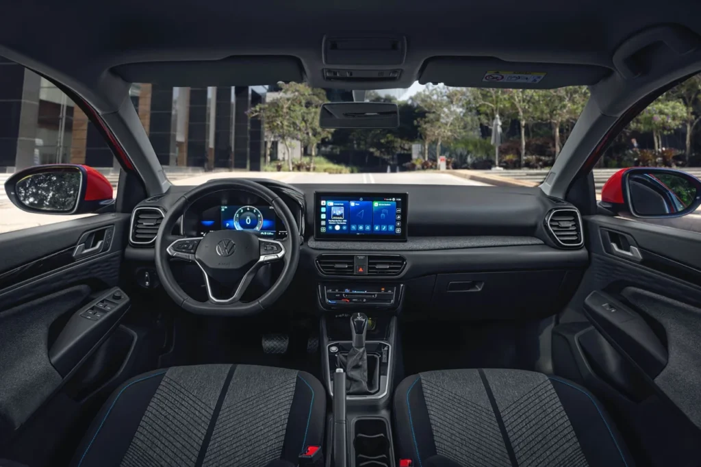 Volkswagen Tera estreia com preços a partir de R$ 99.990 4 Interior moderno do VW Tera com painel digital e central multimídia widescreen, volante multifuncional e acabamento sofisticado.
