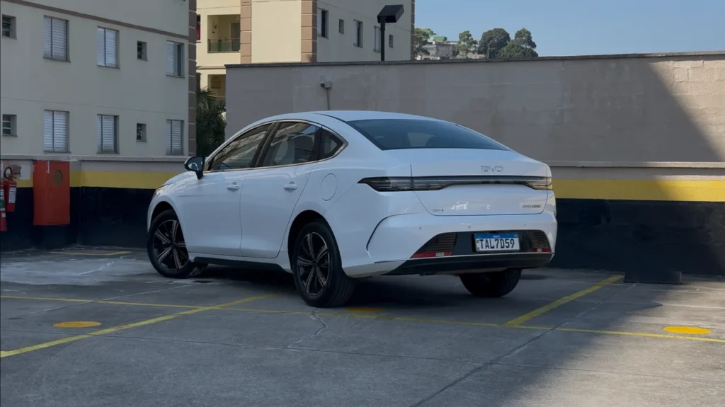 BYD King GS: o híbrido plug-in que desafia o Toyota Corolla 2 Traseira BYD King GS