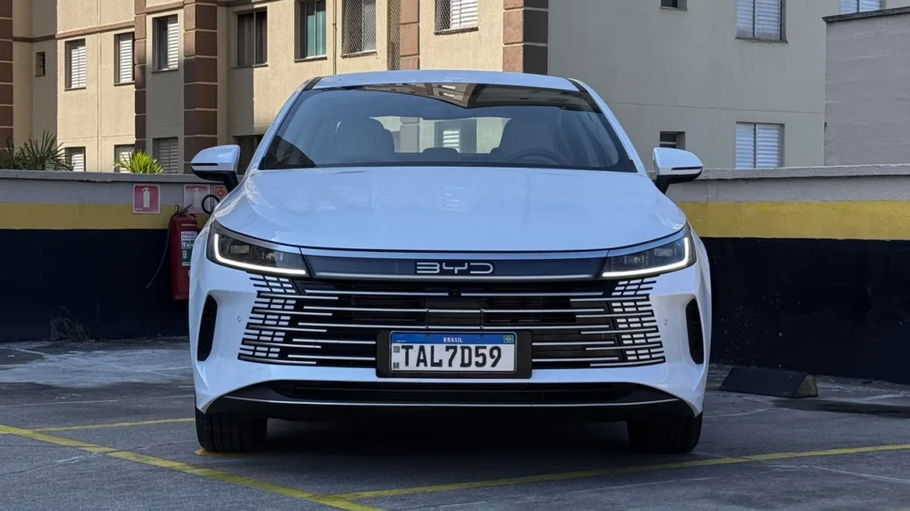 BYD King GS: o híbrido plug-in que desafia o Toyota Corolla 5 Frente do BYD King GS
