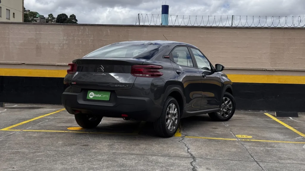 Citroën Basalt Feel 1.0 Turbo: SUV compacto de R$ 100 mil entrega boa dirigibilidade e ótimo espaço 4 Traseira do Citroen Basalt Feel Turbo