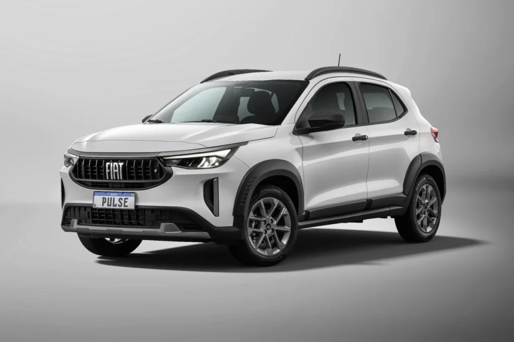 Fiat Pulse 2026: SUV compacto ganha design renovado com preços a partir de R$ 98.990 29 Vista frontal em ângulo do Fiat Pulse Drive 2026 em estúdio, destacando o design moderno e a grade frontal.