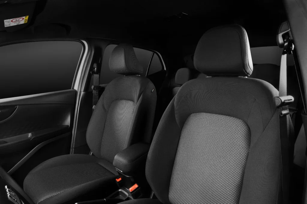 Fiat Pulse 2026: SUV compacto ganha design renovado com preços a partir de R$ 98.990 28 Assentos dianteiros do Fiat Pulse Drive 2026 com acabamento em tecido e apoio de braço central.