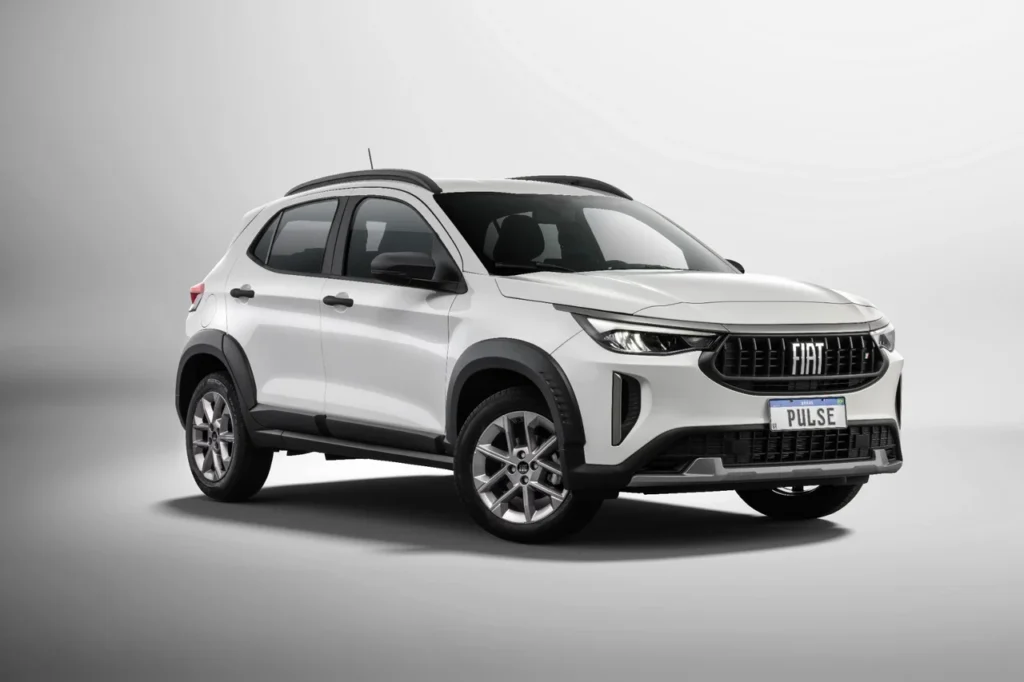 Fiat Pulse 2026: SUV compacto ganha design renovado com preços a partir de R$ 98.990 20 Fiat Pulse Drive 2026 visto de frente e lateral, evidenciando os faróis LED e o contorno aerodinâmico.