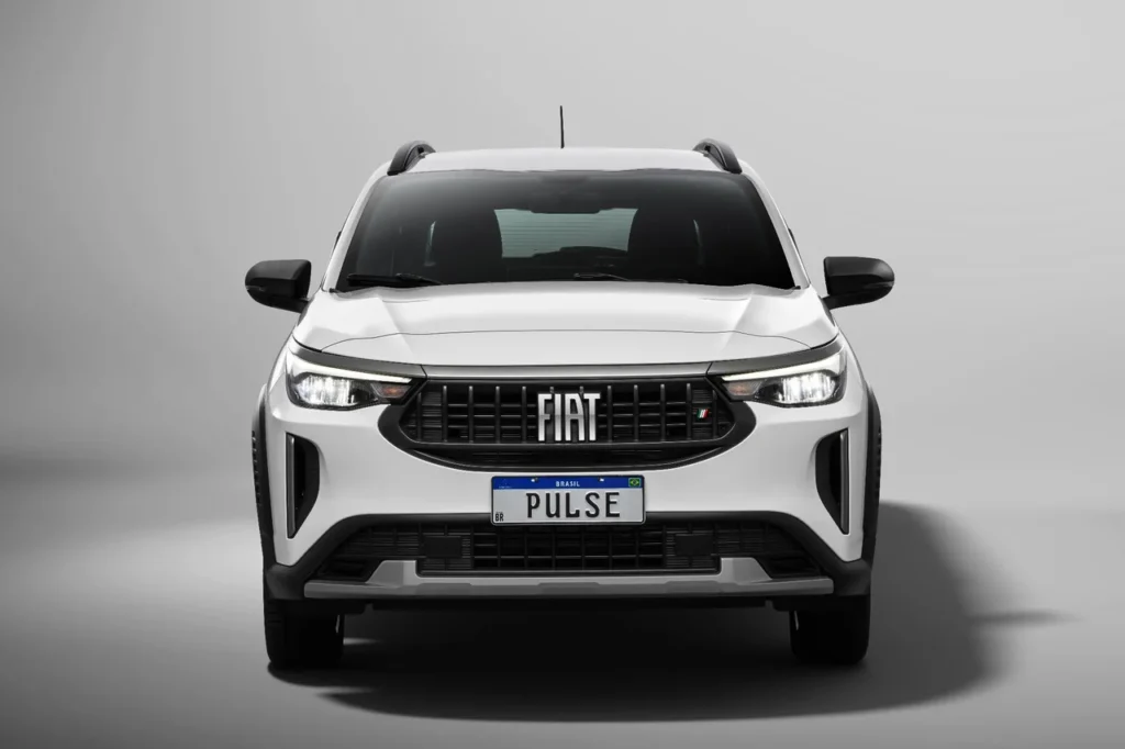 Fiat Pulse 2026: SUV compacto ganha design renovado com preços a partir de R$ 98.990 21 Imagem frontal direta do Fiat Pulse Drive 2026 com destaque para a grade robusta e o emblema da Fiat.