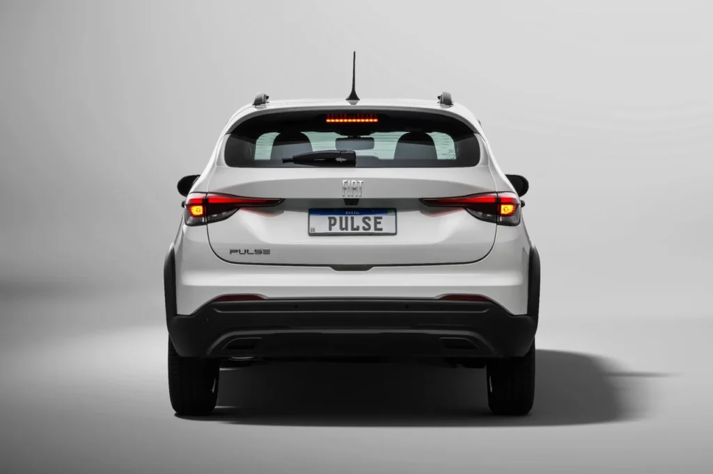 Fiat Pulse 2026: SUV compacto ganha design renovado com preços a partir de R$ 98.990 22 Traseira central do Fiat Pulse Drive 2026 com lanternas acesas e visual esportivo.
