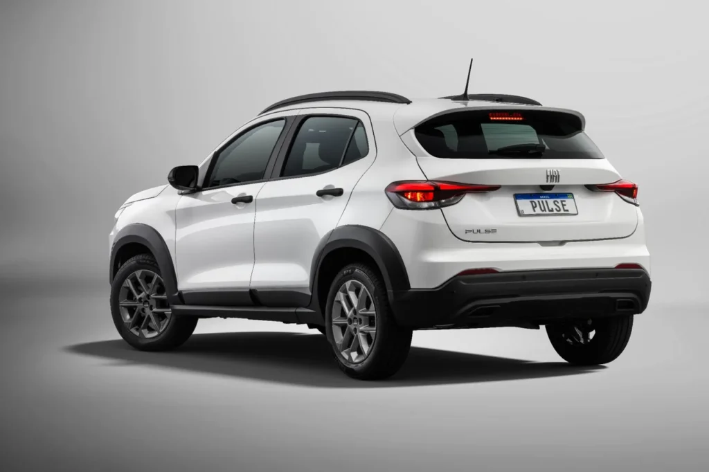 Fiat Pulse 2026: SUV compacto ganha design renovado com preços a partir de R$ 98.990 24 Fiat Pulse Drive 2026 visto por trás em ângulo lateral, com iluminação traseira e detalhes do para-choque.