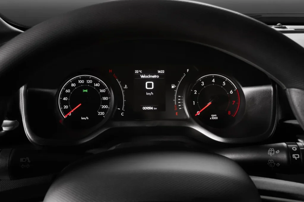 Fiat Pulse 2026: SUV compacto ganha design renovado com preços a partir de R$ 98.990 27 Painel de instrumentos do Fiat Pulse Drive 2026 com velocímetro digital e mostradores iluminados.