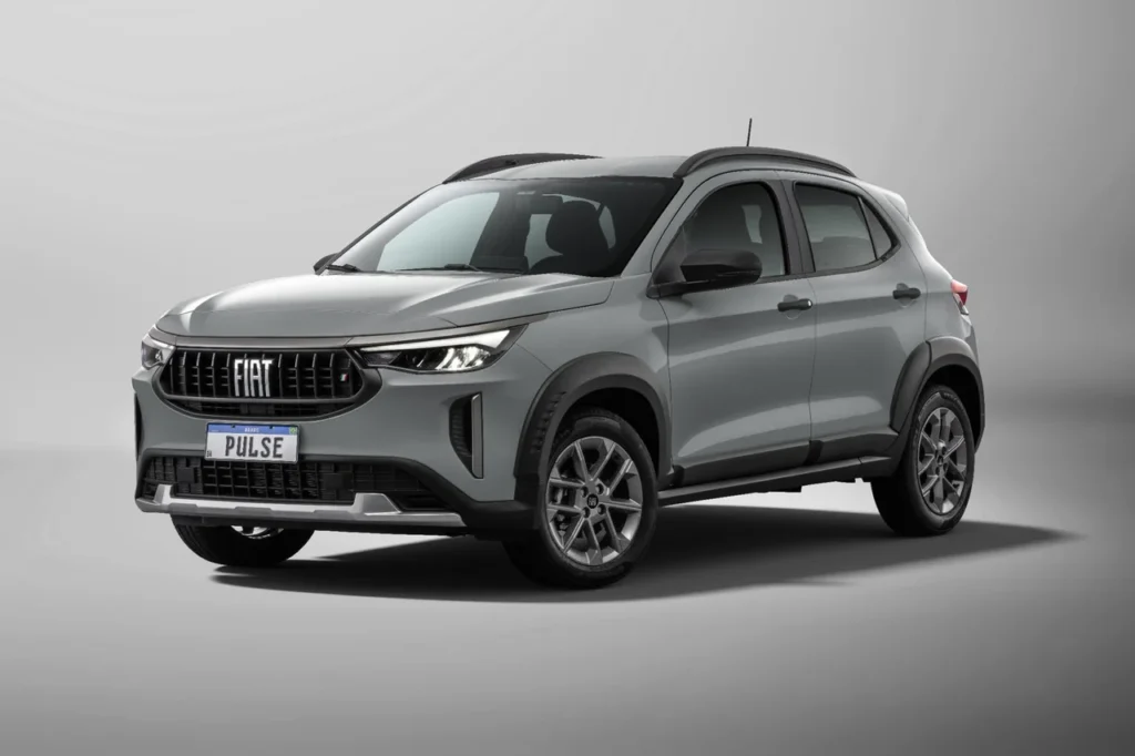 Fiat Pulse 2026: SUV compacto ganha design renovado com preços a partir de R$ 98.990 30 Fiat Pulse Drive CVT 2026 visto de frente em um estúdio com fundo cinza.