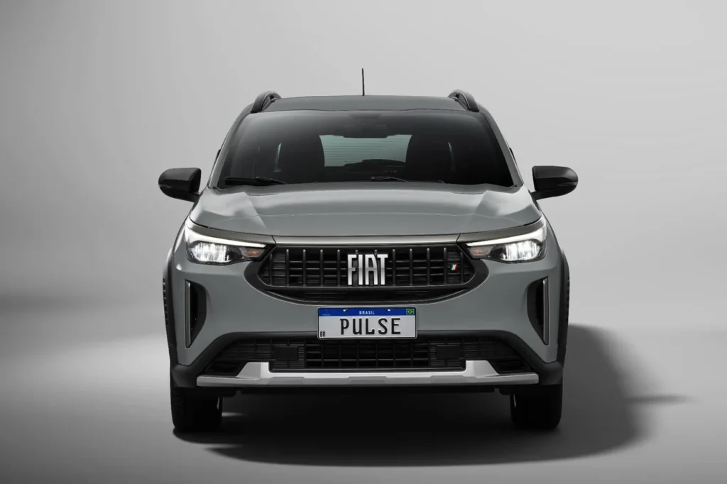 Fiat Pulse 2026: SUV compacto ganha design renovado com preços a partir de R$ 98.990 34 Fiat Pulse Drive CVT 2026 exibido em vista frontal total, destacando a grade e os faróis.