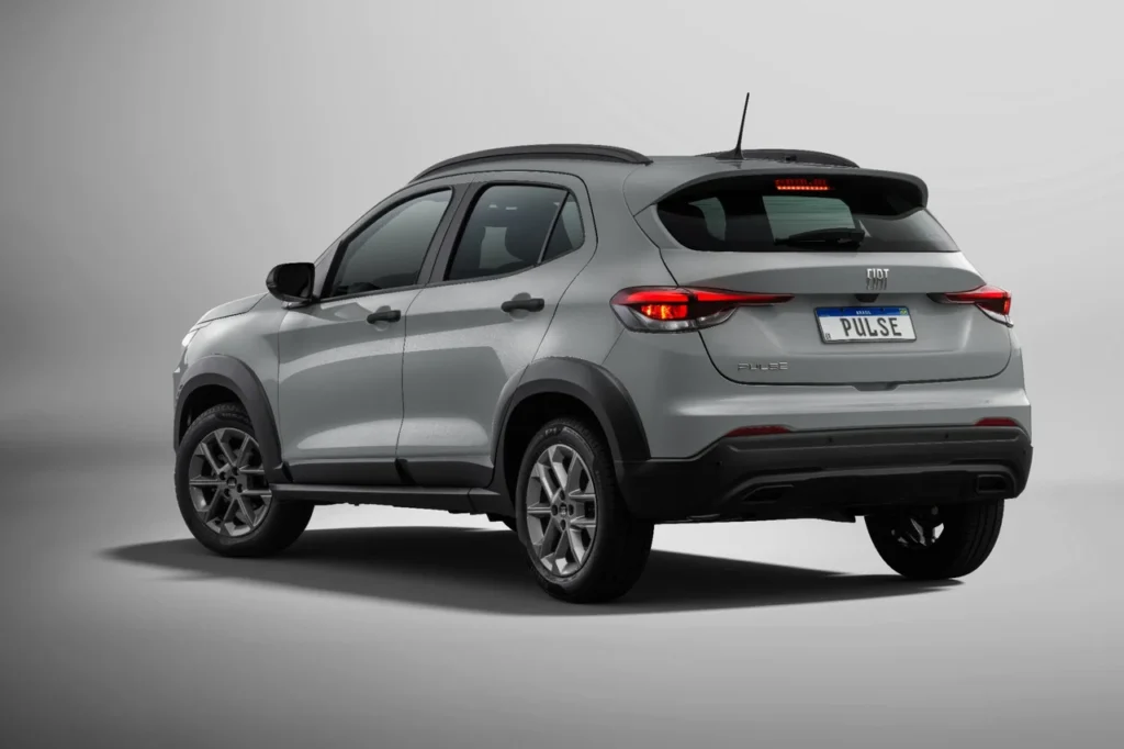 Fiat Pulse 2026: SUV compacto ganha design renovado com preços a partir de R$ 98.990 33 Fiat Pulse Drive CVT 2026 mostrado na traseira em três quartos, evidenciando as lanternas e o design traseiro.