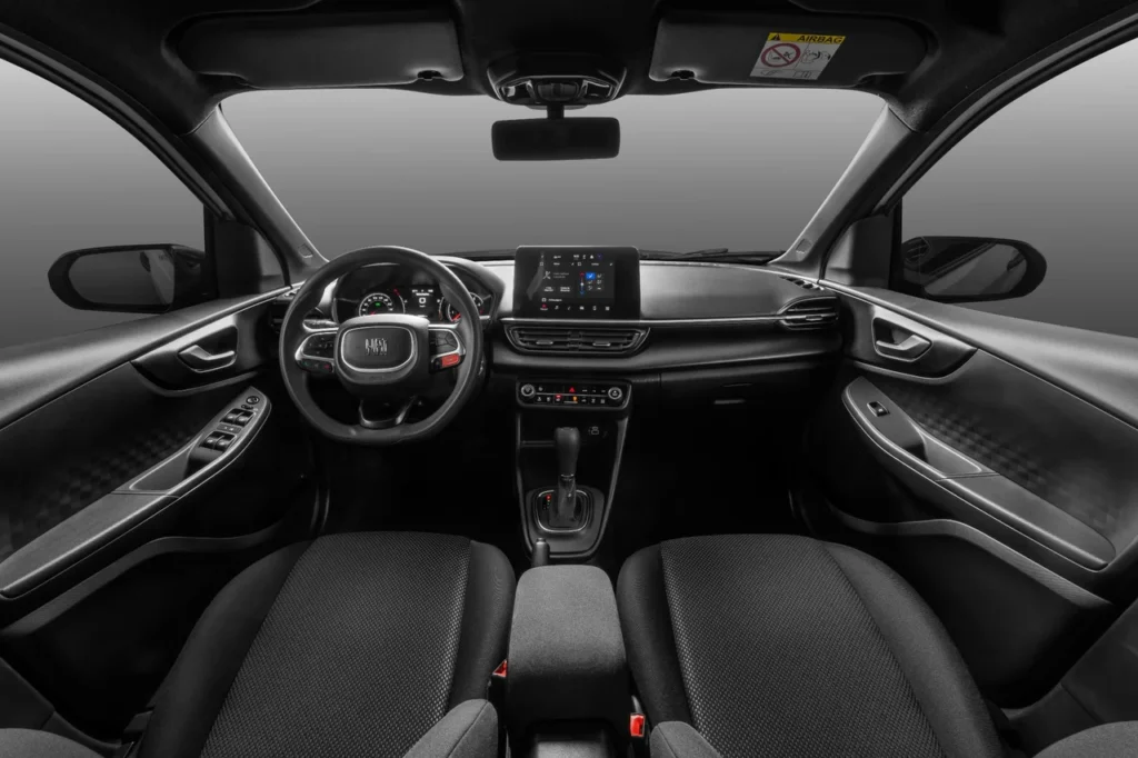 Fiat Pulse 2026: SUV compacto ganha design renovado com preços a partir de R$ 98.990 32 Interior do Fiat Pulse Drive CVT 2026 com visão ampla do painel, volante e central multimídia.