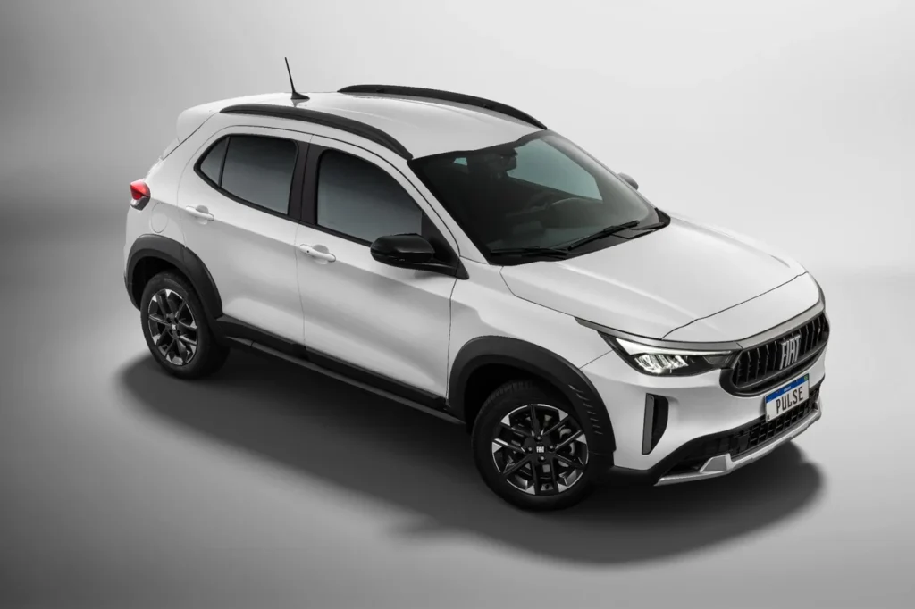 Fiat Pulse 2026: SUV compacto ganha design renovado com preços a partir de R$ 98.990 15 Fiat Pulse Audace 2026 em vista superior lateral, com carroceria branca e rodas escurecidas, em fundo neutro