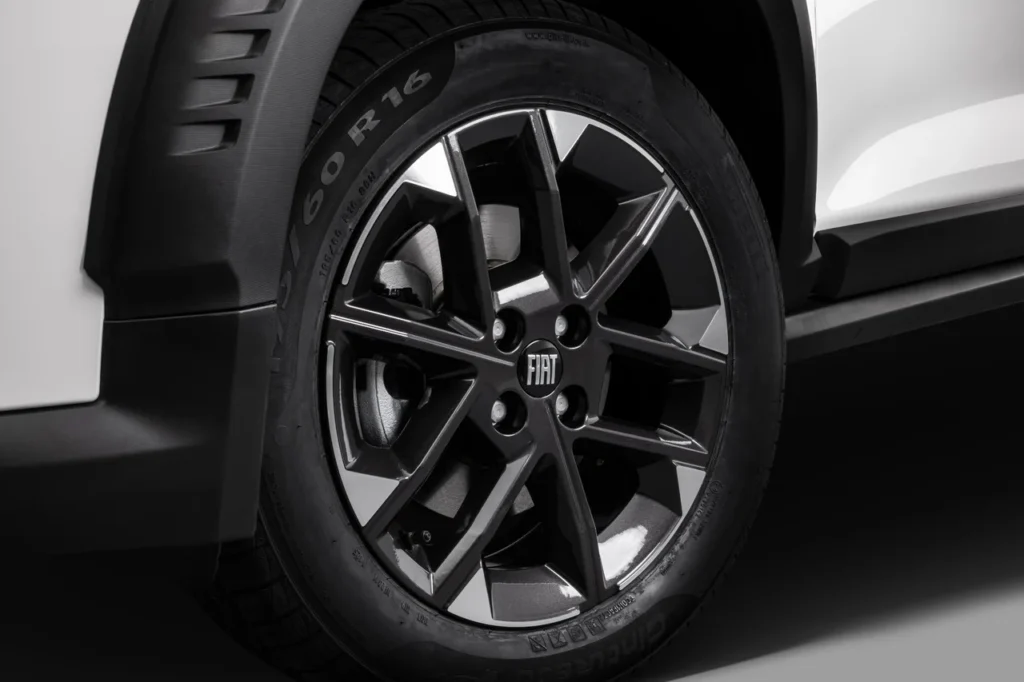 Fiat Pulse 2026: SUV compacto ganha design renovado com preços a partir de R$ 98.990 16 Close-up da roda esportiva do Fiat Pulse Audace 2026, aro 16 com acabamento diamantado e preto brilhante