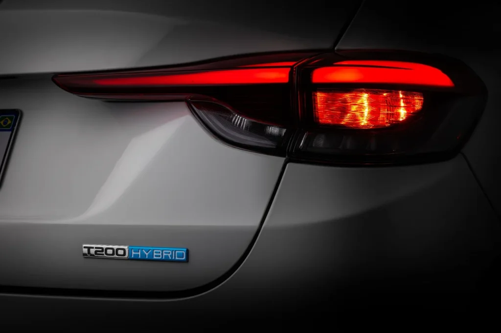 Fiat Pulse 2026: SUV compacto ganha design renovado com preços a partir de R$ 98.990 17 Lanterna traseira acesa do Fiat Pulse Audace 2026, com destaque para o badge T200 Hybrid em azul e prata
