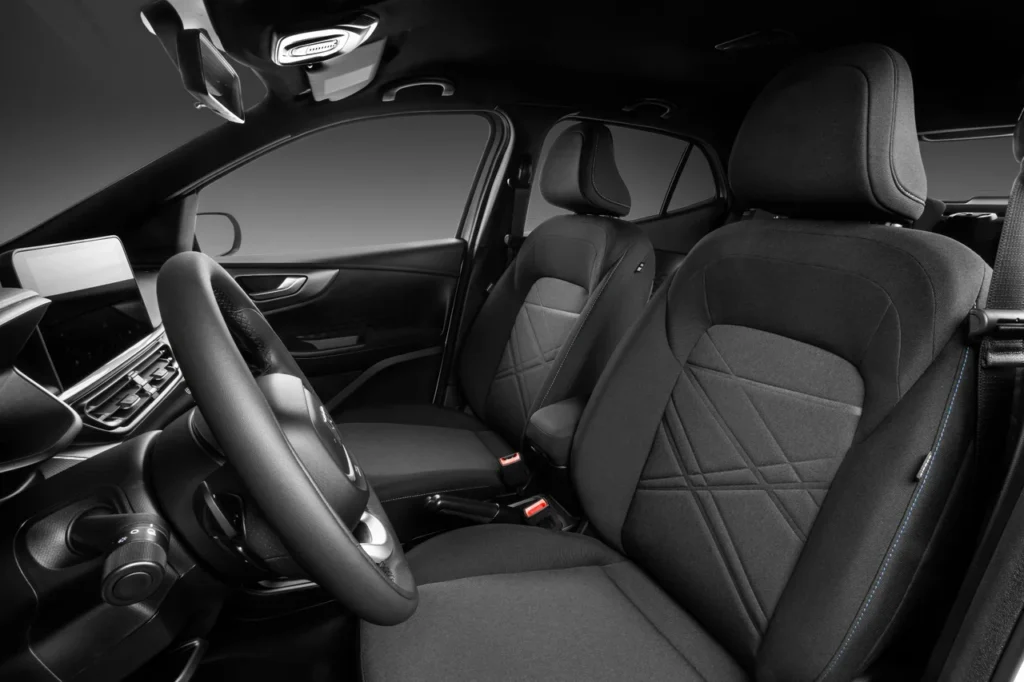 Fiat Pulse 2026: SUV compacto ganha design renovado com preços a partir de R$ 98.990 19 Interior do Fiat Pulse Audace 2026 visto de lado, com bancos dianteiros em tecido e costura azul aparente