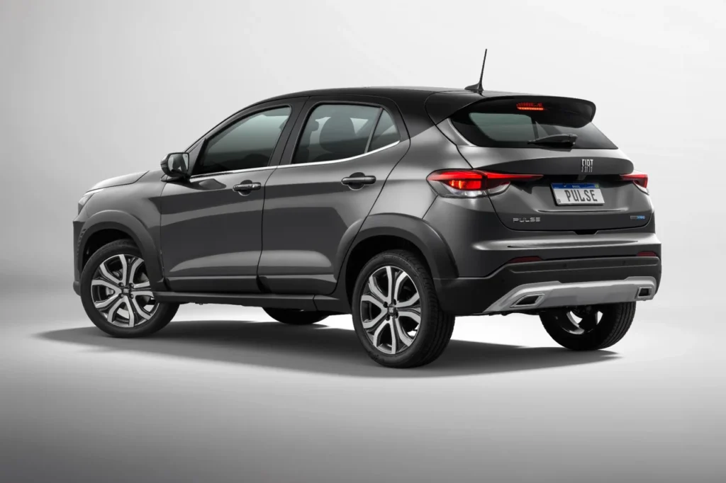 Fiat Pulse 2026: SUV compacto ganha design renovado com preços a partir de R$ 98.990 1 Fiat Pulse Impetus 2026 visto por trás em três quartos, com destaque para a traseira robusta e o badge híbrido