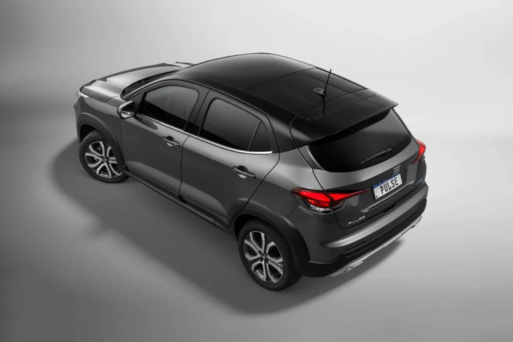Fiat Pulse 2026: SUV compacto ganha design renovado com preços a partir de R$ 98.990 2 Vista superior traseira do Fiat Pulse Impetus 2026, evidenciando o teto preto e o design aerodinâmico