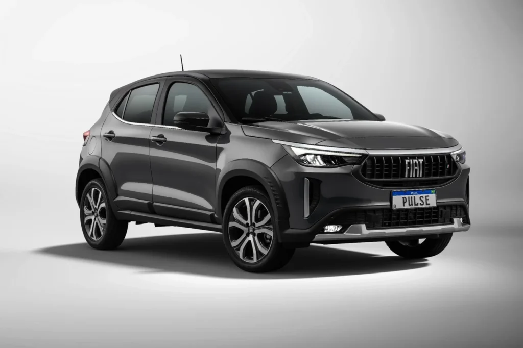 Fiat Pulse 2026: SUV compacto ganha design renovado com preços a partir de R$ 98.990 3 Fiat Pulse Impetus 2026 em destaque frontal lateral, com rodas diamantadas e grade com logotipo Fiat.