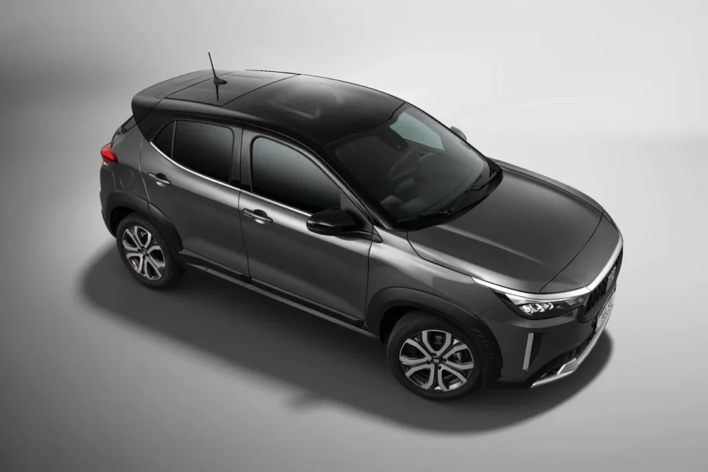 Fiat Pulse 2026: SUV compacto ganha design renovado com preços a partir de R$ 98.990 4 Vista aérea frontal do Fiat Pulse Impetus 2026, mostrando teto panorâmico preto e pintura cinza escura