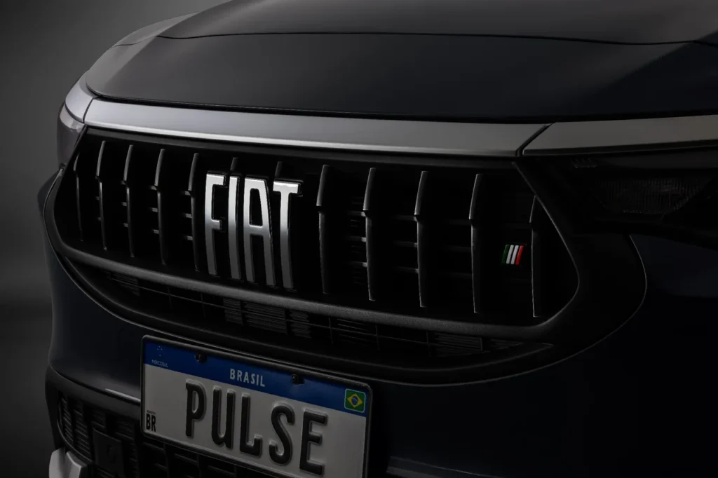 Fiat Pulse 2026: SUV compacto ganha design renovado com preços a partir de R$ 98.990 5 Detalhe frontal escurecido da grade do Fiat Pulse Impetus 2026 com o logotipo Fiat e frisos verticais