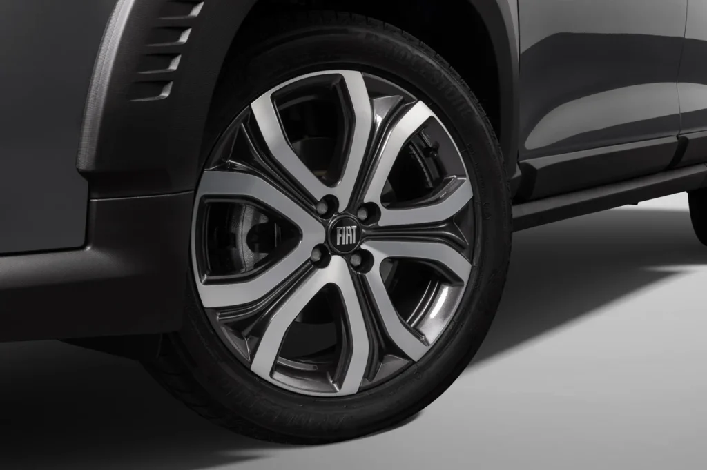 Fiat Pulse 2026: SUV compacto ganha design renovado com preços a partir de R$ 98.990 6 Close-up da roda aro 17 do Fiat Pulse Impetus 2026 com acabamento diamantado e pneu Bridgestone