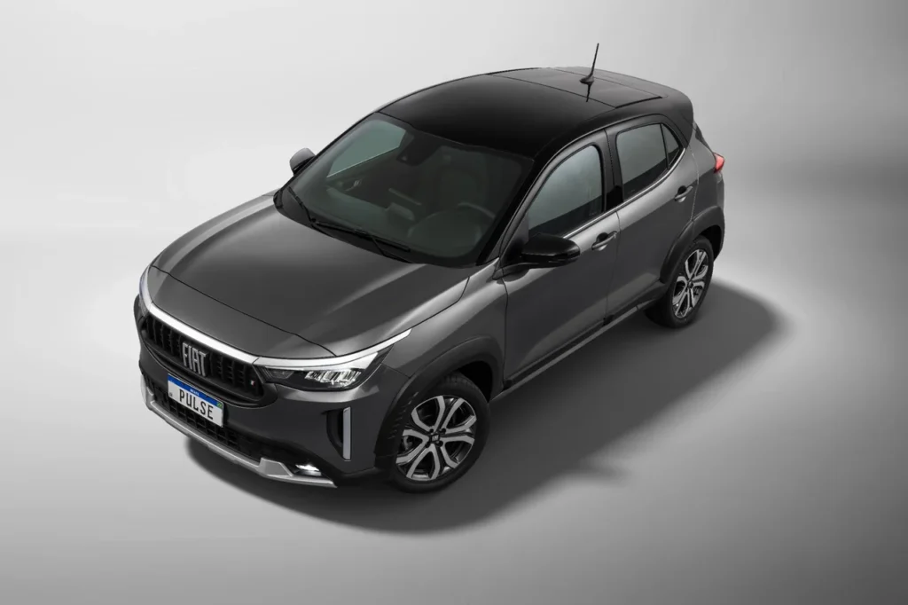 Fiat Pulse 2026: SUV compacto ganha design renovado com preços a partir de R$ 98.990 7 Vista superior do Fiat Pulse Impetus 2026 destacando teto solar e bicolor, design lateral fluido e rodas esportivas