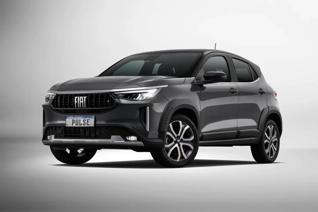 Fiat Pulse 2026: SUV compacto ganha design renovado com preços a partir de R$ 98.990 8 Fiat Pulse Impetus 2026 visto de frente em três quartos com faróis acesos e estilo marcante