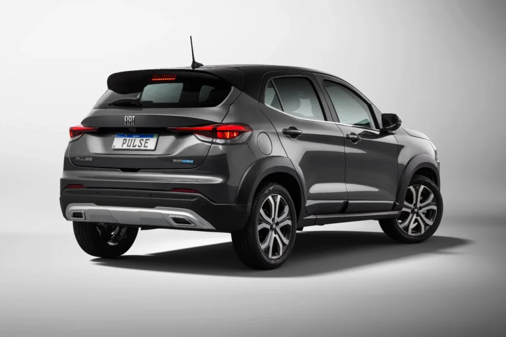 Fiat Pulse 2026: SUV compacto ganha design renovado com preços a partir de R$ 98.990 9 Traseira do Fiat Pulse Impetus 2026 com destaque para o emblema Turbo 200 Hybrid e lanternas acesas