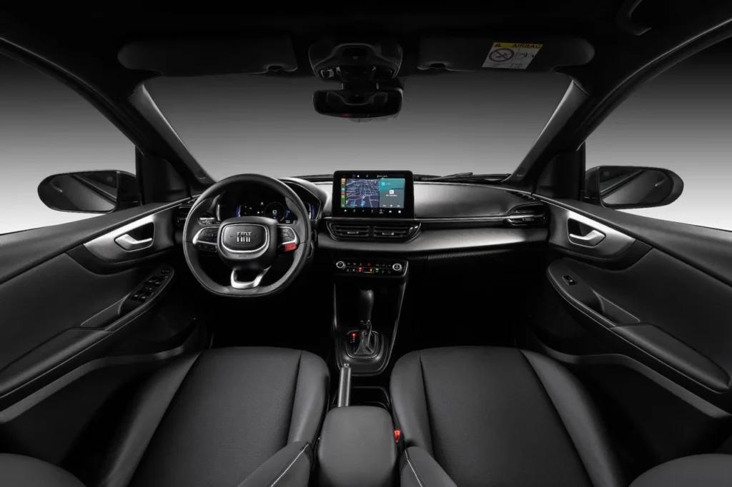 Fiat Pulse 2026: SUV compacto ganha design renovado com preços a partir de R$ 98.990 10 Interior do Fiat Pulse Impetus 2026 com painel digital, central multimídia e acabamento premium preto