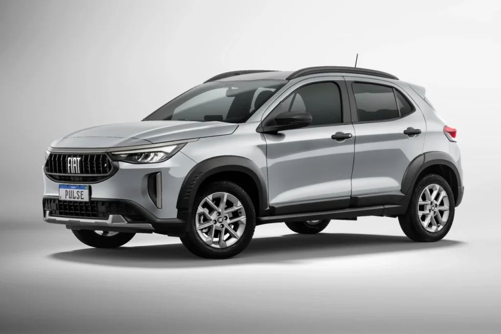 Fiat Pulse 2026: SUV compacto ganha design renovado com preços a partir de R$ 98.990 11 Fiat Pulse Turbo 200 2026 visto de frente em três quartos, em estúdio com fundo cinza, destacando o design moderno e robusto