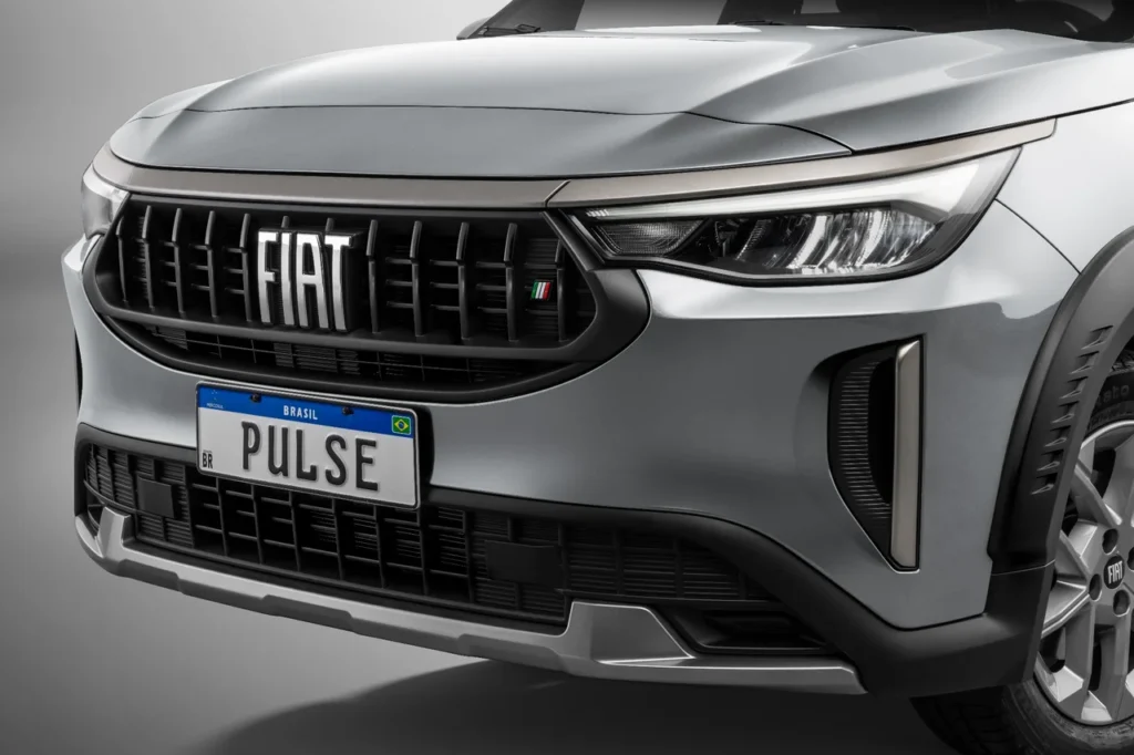 Fiat Pulse 2026: SUV compacto ganha design renovado com preços a partir de R$ 98.990 12 Detalhe frontal do Fiat Pulse Turbo 200 2026, com foco na grade, logotipo Fiat e farol com acabamento refinado