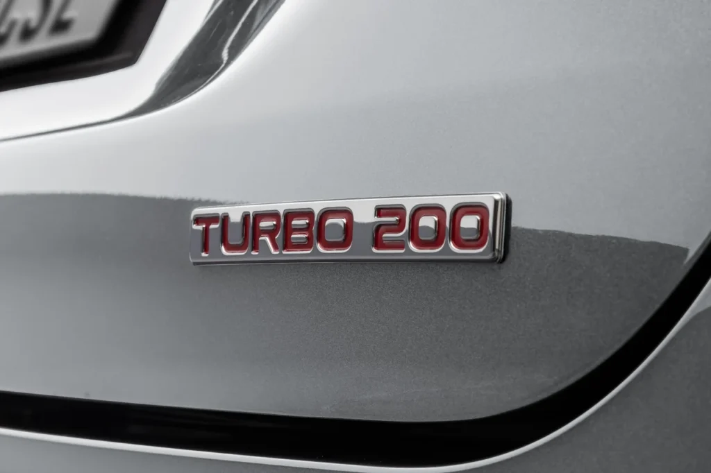 Fiat Pulse 2026: SUV compacto ganha design renovado com preços a partir de R$ 98.990 13 Emblema Turbo 200 em destaque na traseira do Fiat Pulse 2026, com acabamento cromado e letras vermelhas