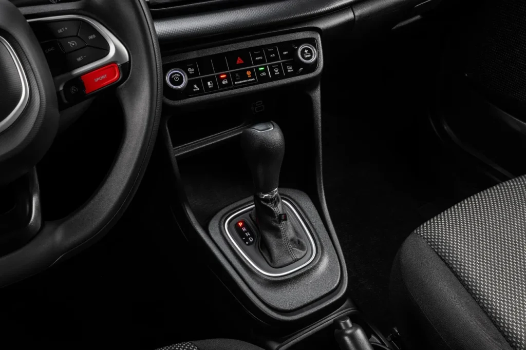 Fiat Pulse 2026: SUV compacto ganha design renovado com preços a partir de R$ 98.990 14 Detalhe da alavanca de câmbio automático do Fiat Pulse Turbo 200 2026 com botões de comandos e acabamento sofisticado
