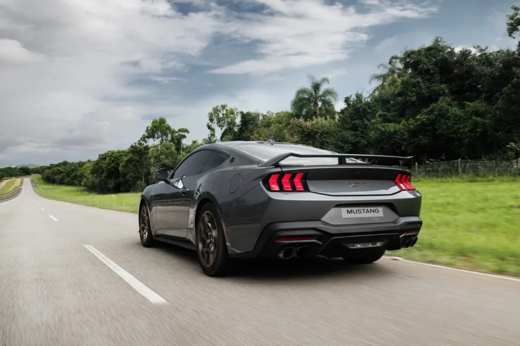 Mustang GT Manual 2025: edição limitada com 492 cv e câmbio manual 12 Traseira do Ford Mustang GT Manual
