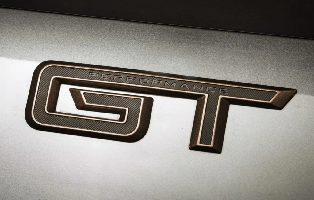 Mustang GT Manual 2025: edição limitada com 492 cv e câmbio manual 6 Inscrição "GT Performance" em alto relevo no acabamento traseiro do Ford Mustang, com design robusto e tonalidade metálica.